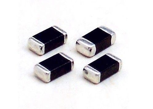 5750 5650 proteções contra sobrecarga Multilayer do transeunte dos varistores de óxido metálico MLV da montagem de superfície MVR2220-391G 5.7x5mm 391V 500A