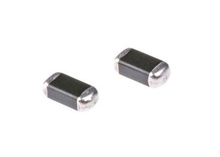 Os supressores transientes de SMT lascam o varistor de óxido metálico MVR3220-471G 35pF 450A que aperta 775V a caixa do varistor 470V 3220 (8552M)