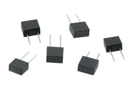 Em forma de caixa Leaded radiais do PWB do CCC CQC PSE retardam o fusível diminuto MST 002 2A 250VAC 300V 400V 8.35x7.7mm do sopro