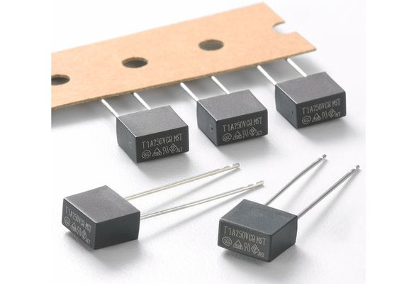 Em forma de caixa Leaded radiais do PWB do CCC CQC PSE retardam o fusível diminuto MST 002 2A 250VAC 300V 400V 8.35x7.7mm do sopro